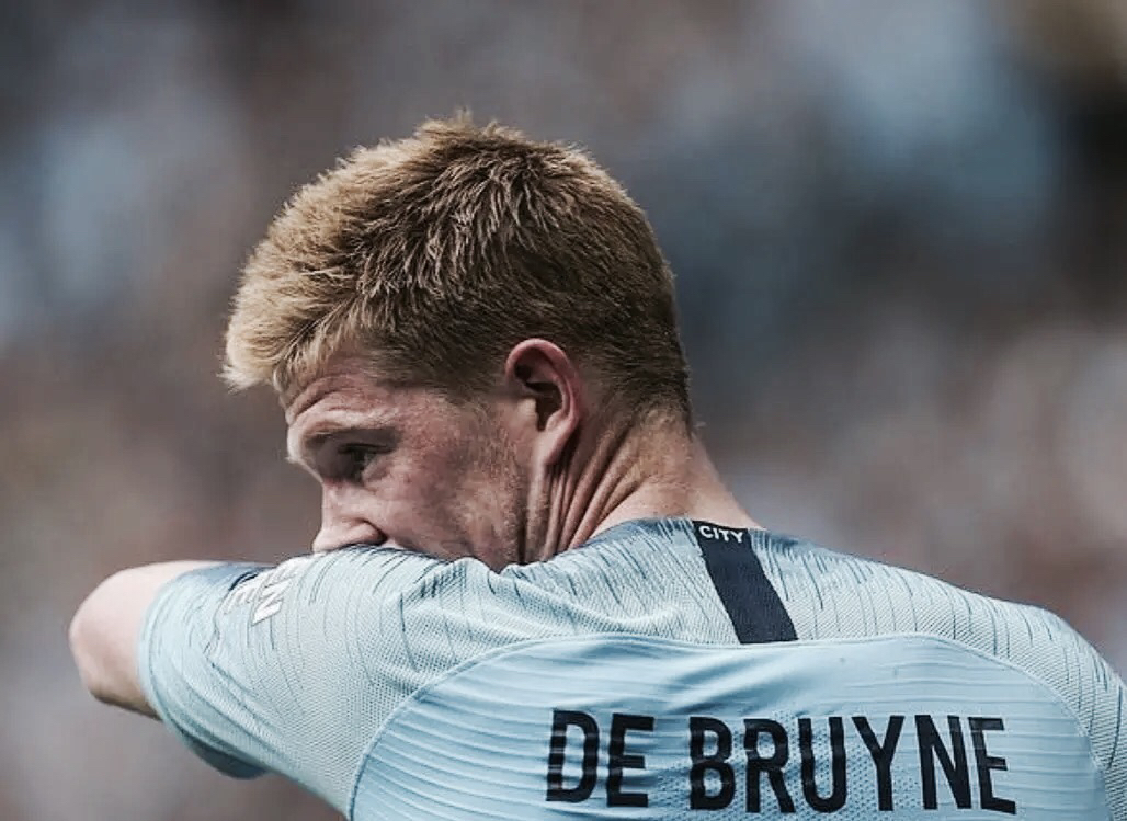 英超中游陷大乱斗！11队仅差6分，曼联利物浦等四队同积26分（英超中游混战白热化：11队分差仅6分，曼联、利物浦等四队同积26分）