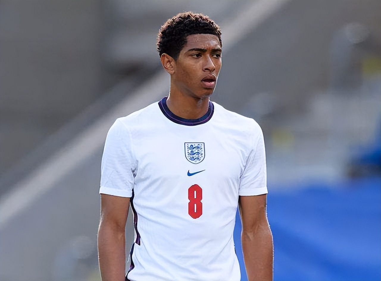 1-2！阿森纳遭读秒绝杀！曼城3-0大胜差2分，日本中场绝平利物浦