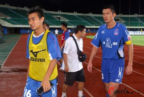 曼联、利物浦近五轮各1胜，英超积分榜曼联积22分，领先利物浦。（曼联利物浦近五轮各仅一胜，英超积分曼联22分暂压利物浦）