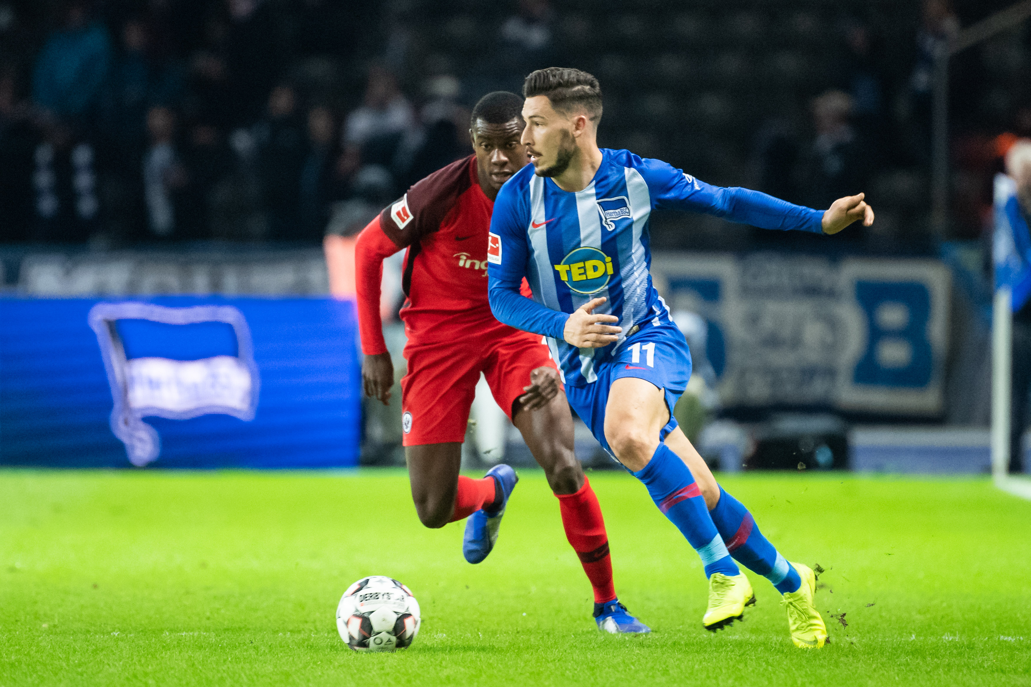 青岛西海岸主教练邵佳一成功保级，郑智接任后计划邀请黄博文、李雷雷等助教，助力球队发展。（邵佳一率青岛西海岸完成保级，郑智接任拟邀黄博文、李雷雷加盟教练组助力球队发展）