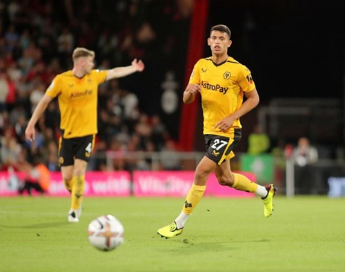 从替补到主力，他靠努力逆袭（他凭努力从替补跃升为主力）