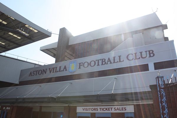 阿森纳以3-0大胜布鲁日，锁定16强席位，延续全胜纪录。（阿森纳3比0击败布鲁日，提前晋级16强并保持全胜）