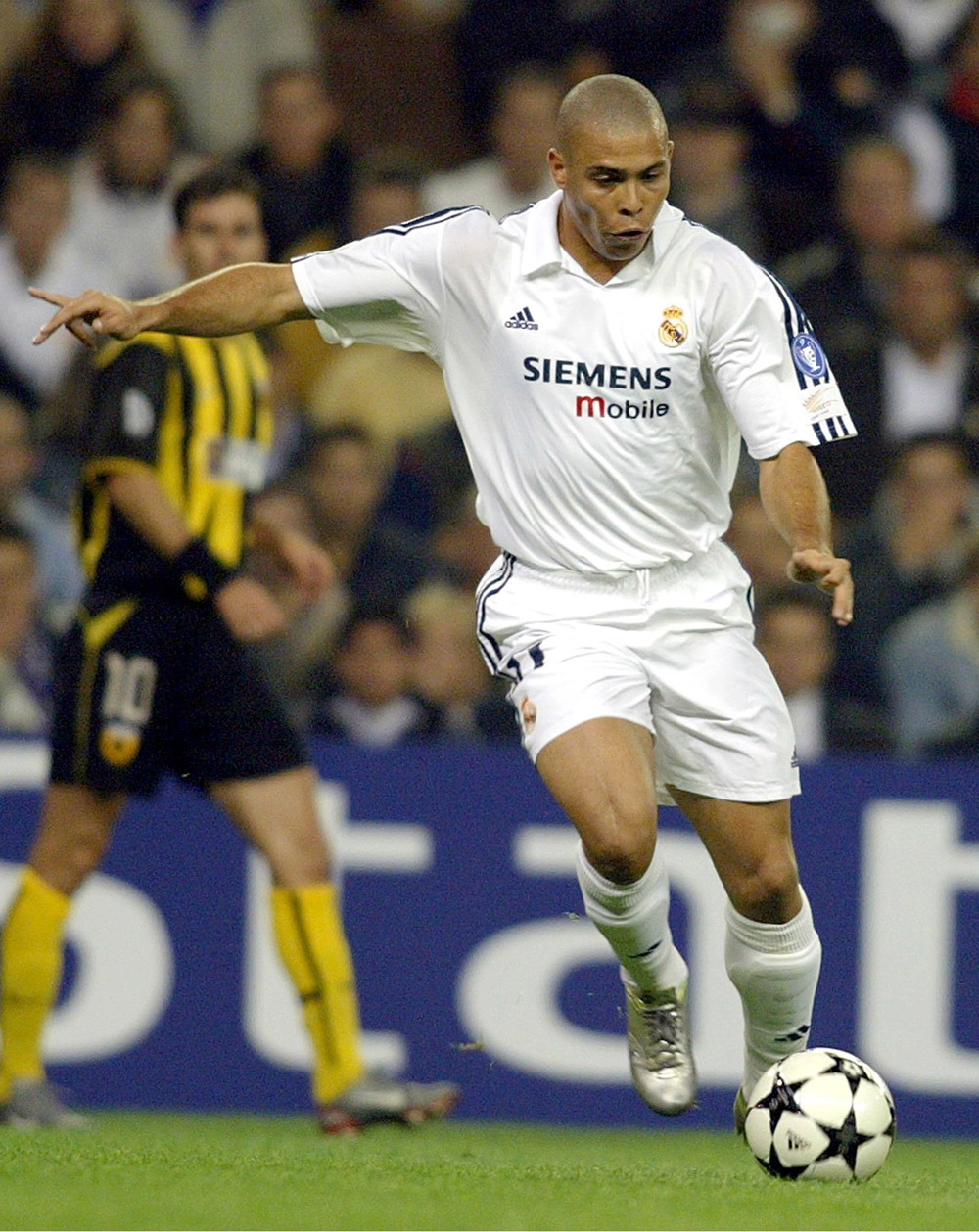 詹姆斯篮下强打稳定胜局（詹姆斯内线强攻锁定胜利）