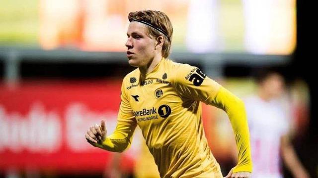 国脚新纹身曝光，引发粉丝讨论（国脚新纹身亮相，掀起粉丝热议）