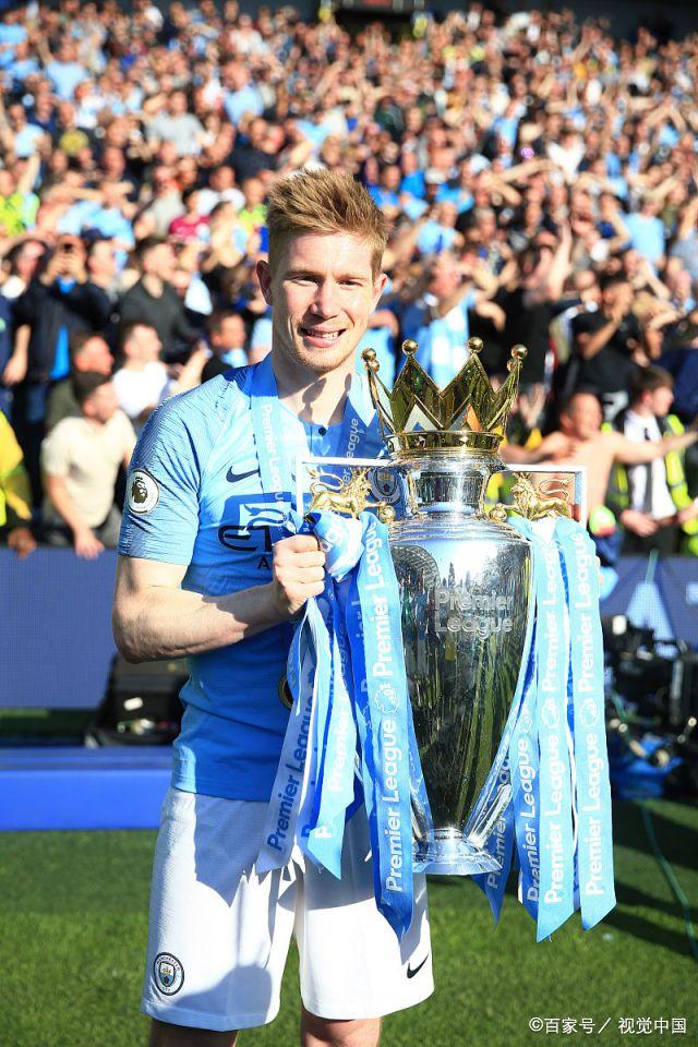 孙颖莎恭喜徐瑛彬，还专门跟徐瑛彬握握手（孙颖莎向徐瑛彬送上祝贺，并特地与其握手）