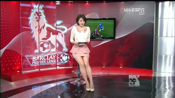 科克获赠马竞700场里程碑纪念球衣，并与全队合影留念（科克获马竞700场里程碑纪念战袍，全队合影致敬）