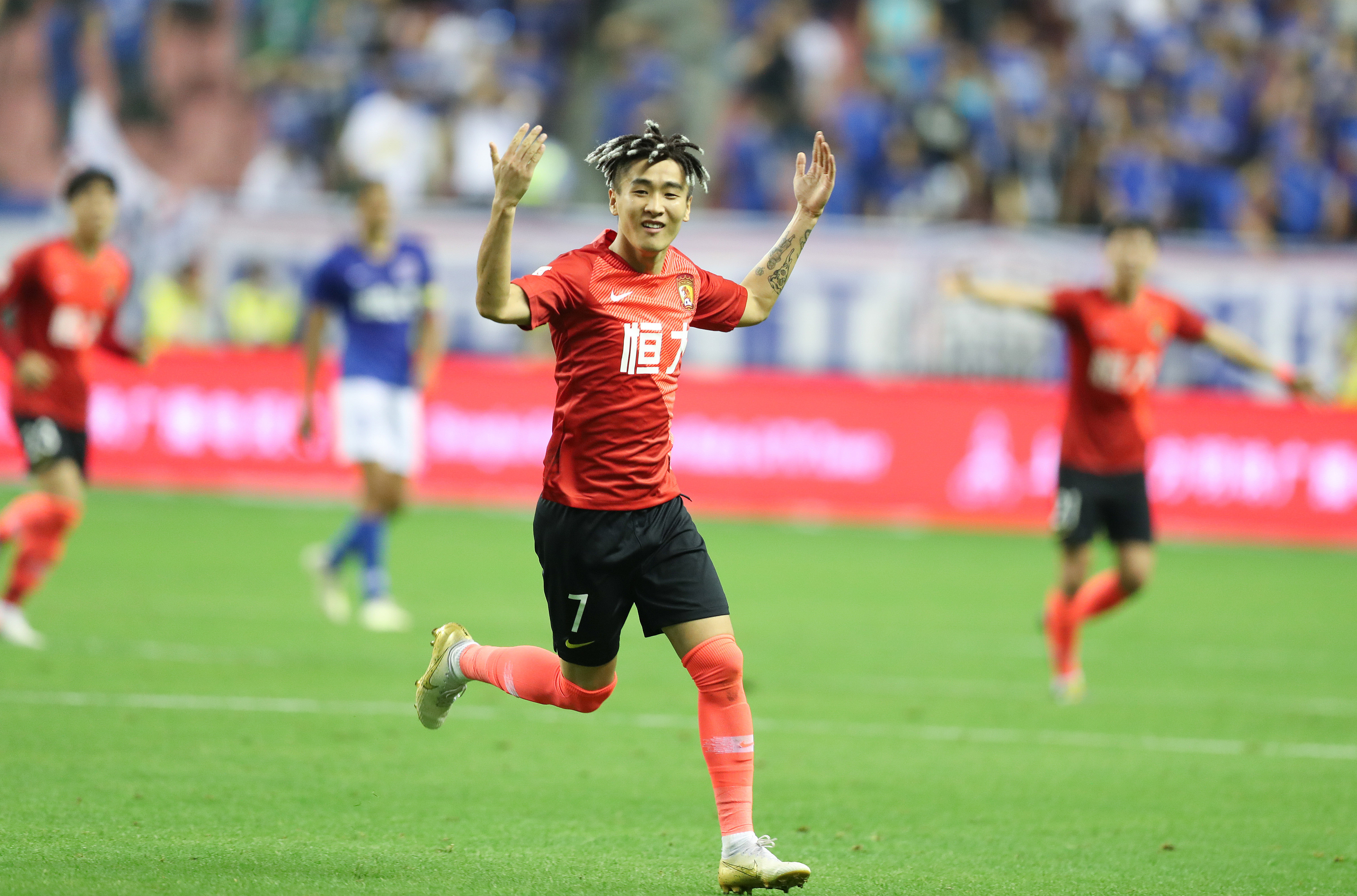 吉拉西无缘2025非洲足球先生奖，他的哥哥在社媒表达不满（吉拉西无缘2025年非洲足球先生，其兄在社交媒体表达不满）