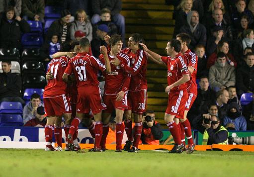 杭州女足举行环西湖徒步活动，全程八公里