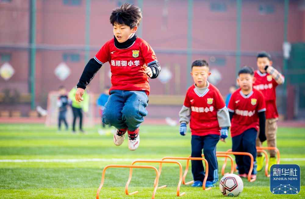 多国教练联名呼吁减少国家队比赛日（多国主帅联合倡议压缩国家队比赛日程）