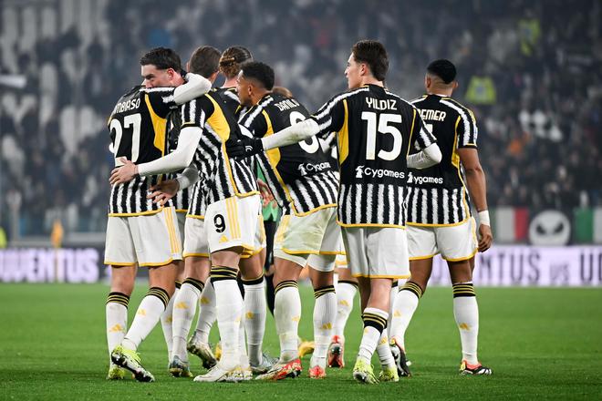 太阳报：英乙球迷在看台上发病，直升机降落在球场里进行急救