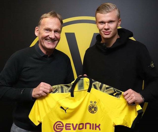 英国女歌手利帕现场观看阿根廷国家德比，并与里克尔梅合影