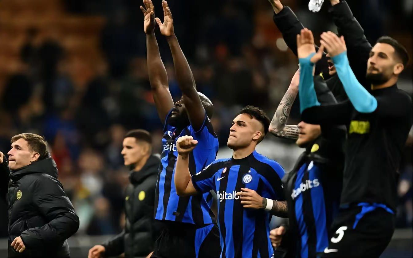 跟队记者：尤文仍在重点关注迈尼昂，球员的续约谈判陷入停滞（跟队记者：尤文持续关注迈尼昂，球员续约谈判已停摆）