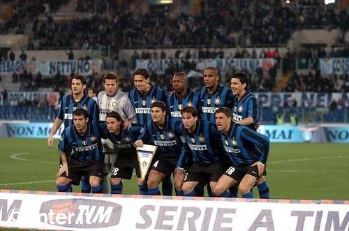 足球国足球员获赞：比赛态度专业（国足队员获赞：以专业态度投入比赛）